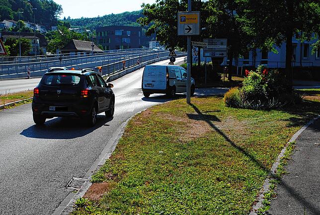 Weil einige Verkehrsteilnehmer versuchen, den Stau auf der B 34 über die Bismarckstraße zu umfahren, wird die Einmündung (rechts) bei ...