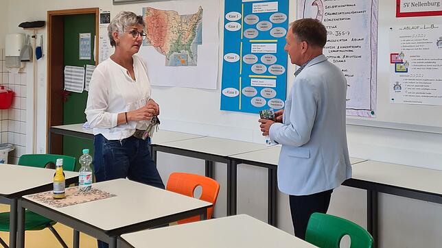Im Gespräch über Schule und Unterricht: Schulleiterin Beate Clot und der Landtagsabgeordnete Hans-Peter Storz im Schulverbund Nellenburg.