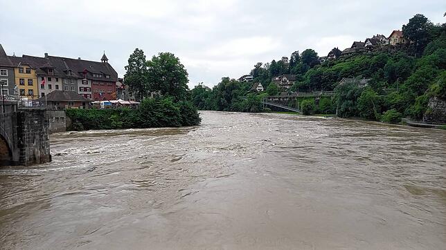 Der vom Hochwasser angeschwollene Rhein bei Laufenburg.