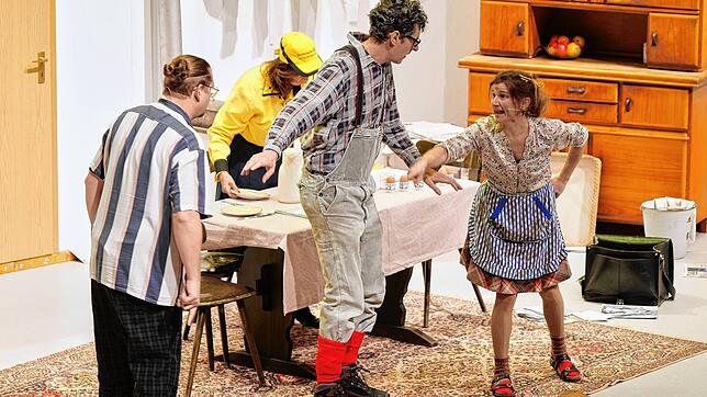 Haushälterin Franziska (Melanie Bohl) von der Theatergruppe Markelfingen (rechts) lässt ihrem Zorn über den von ihr begehrten Bauernsohn ...