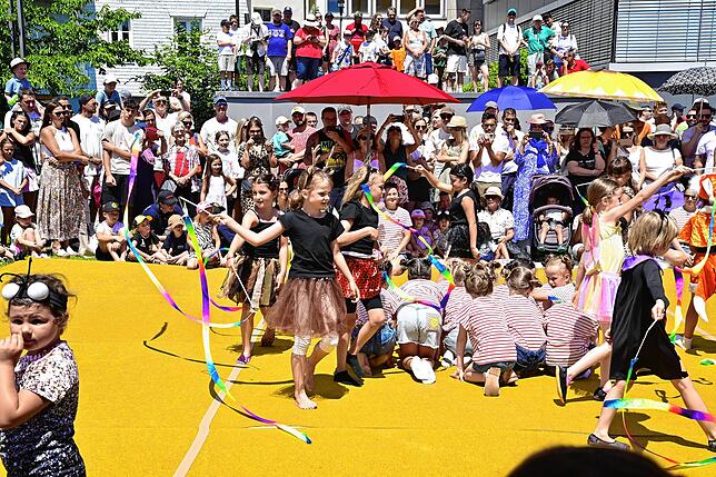 Bild 8: Stadtfest in St. Georgen: Viele Besucher schmückten das Fest. Gute Unterhaltung und schönes Wetter.