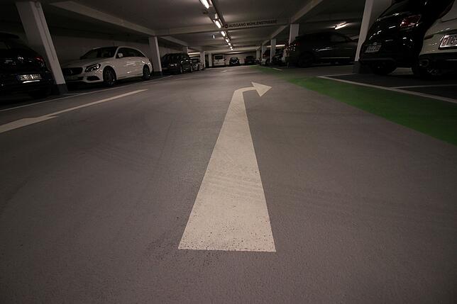 Neuer Weg zur Ausfahrt: Das entschärft den Radius, der den Fahrern breiter Autos bisher Schwierigkeiten bereitete.