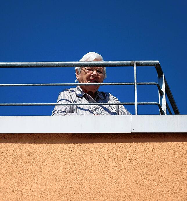 Luzia Linsin auf dem Balkon des Wehrer Altersheim: Die „nähere“ Kommunikation läuft über das gute alte Telefon.
