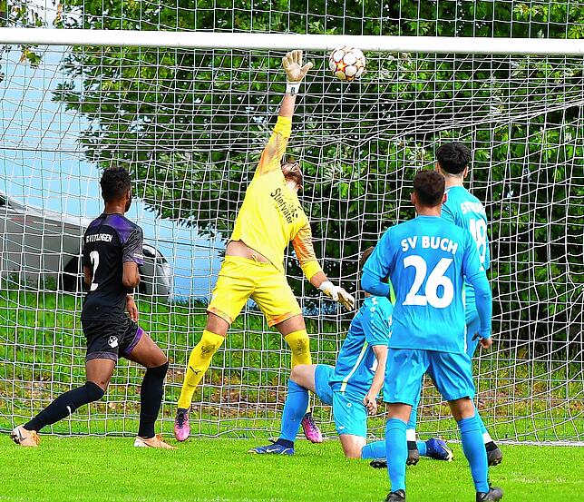 Lang gemacht: Schlussmann Betim Berisha vom FC Wittlingen lenkt den Ball von Tim Birkenheier (verdeckt) gerade noch so übers Tor.