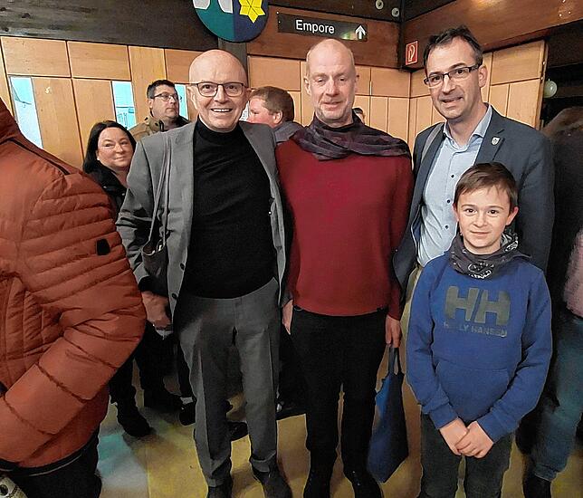Die Hotzenwaldhalle füllt sich (v.l.): Rickenbachs Bürgermeister Dietmar Zäpernick, Pfarrer Bernhard Stahlberger und Herrischrieds ...