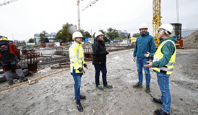 Besprechung vor Ort (von links): Nina Welschinger, Geschäftsbereichsleitung Parken der Stadtwerke Konstanz mobil GmbH, Architektin Katja ...