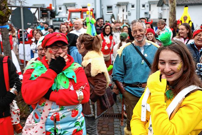 Bild 13: Rathaussturm in Moos: Gemeinde wehrt sich als römische Armee – Die Bilder vom Fasnacht-Spektakel!