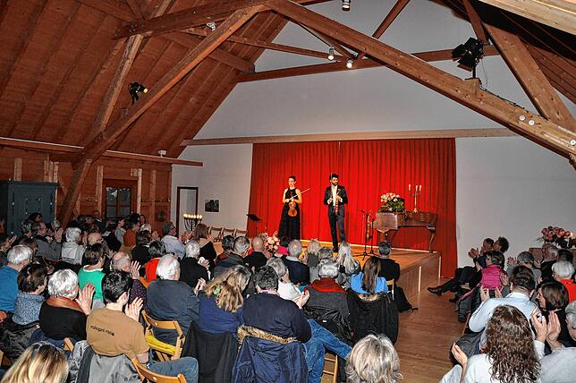 Das Publikum applaudiert dem Duo Twiolins.