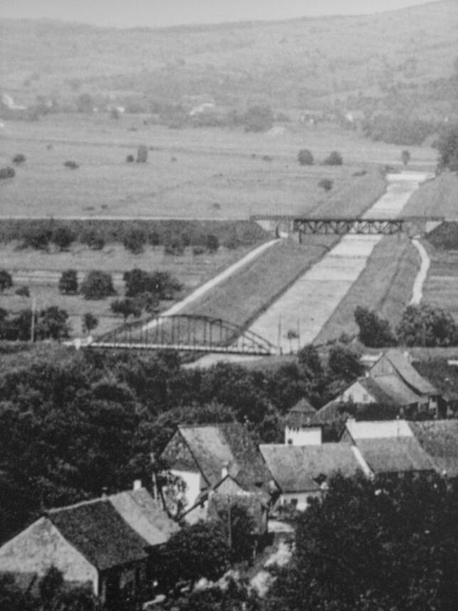 Luftbildausschnitt aus dem Jahr 1920: Im Hintergrund die Eisenbahnbrücke. Davor eine Stabbogenbrücke der heutigen Klettgaustraße.