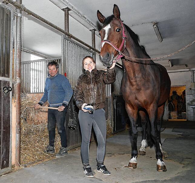 Der Reitanlagen-Pächter Claus Steidinger bei der Stallarbeit. Tamara Benz ist eine der Einstellerinnen, die Pferde einquartiert haben.