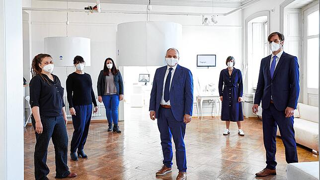 Die Ausstellung in der Villa Bosch ist eröffnet (von links): Maria Lidola, Teresa Renn, Christine Braun, Martin Staab, Nina Hanstein und ...