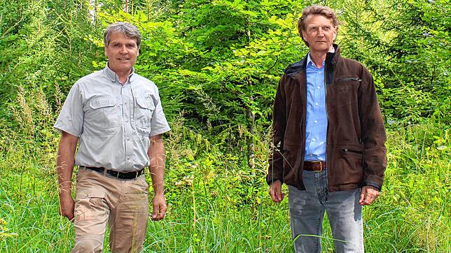 Müssen sich Gedanken machen, wie der Waldbau der Zukunft aussehen kann: Reiner Bickel (l.) und Johannes von Bodman.