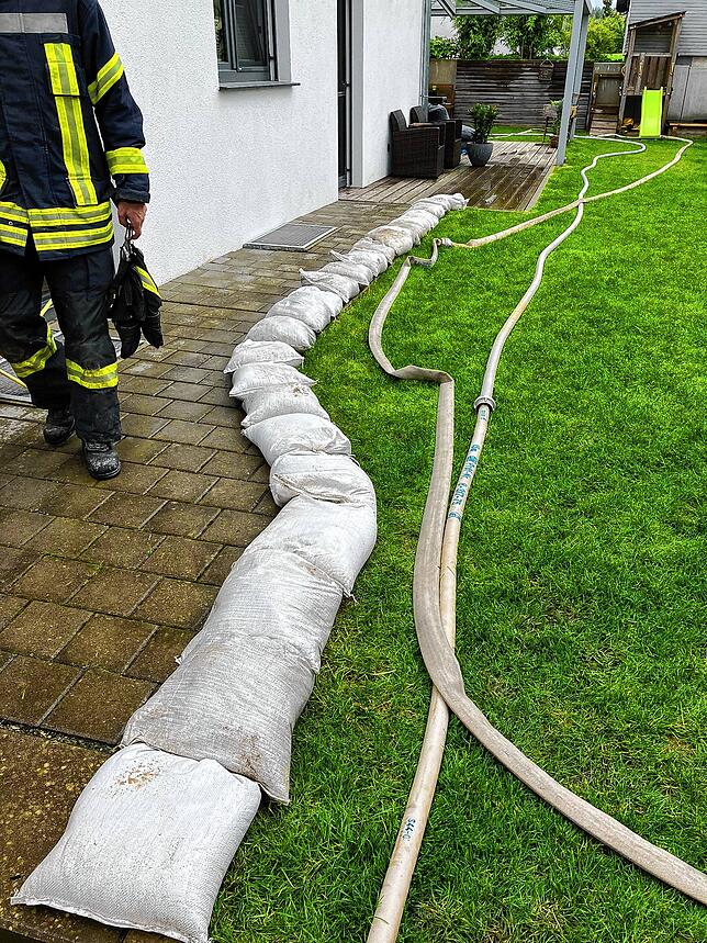 Die Feuerwehr war im Kernort von Eigeltingen im Einsatz, weil Wasser in einen Keller gelaufen ist.