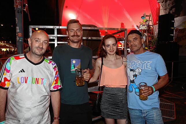 Bild 11: Seenachtfest 2024: Party auf dem Festgelände. Hier sorgen DJs und Bands für Stimmung bei den Gästen
