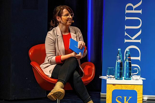 Moderatorin Denise Kley will von den Kandidaten wissen, wie sie sich die zukünftige Wirtschaftspolitik vorstellen.