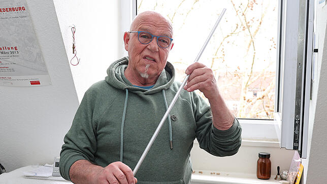 Dieter Heussen nutzt gelegentlich ein Blasrohr, um Krähen vor seiner Wohnung im Seniorenzentrum an der Laube zu verjagen.