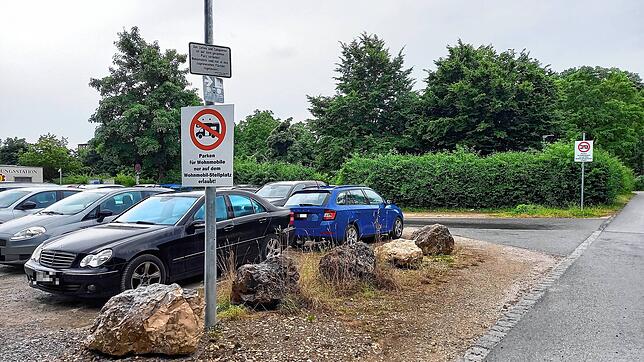 Verbotsschild an der Offwiese: Das Parken für Wohnmobile ist nur auf dem Wohnmobil-Stellplatz erlaubt.