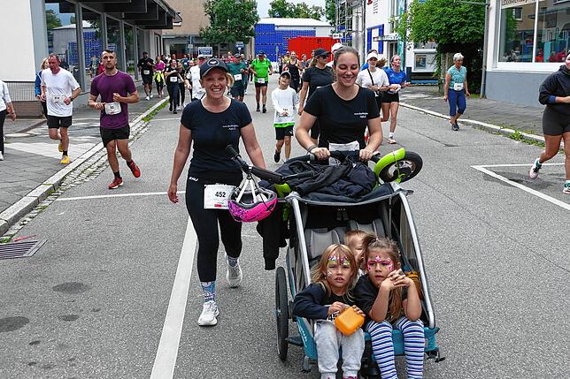Bild 32: Donaueschingen schnürt die Laufschuhe. Schutzengellauf für den guten Zweck bringt 11000 Euro ein.