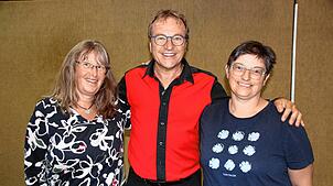 Nach der Vorstellung nutzen Sibylle Weißhaupt (links) und Jutta Schüler die Chance auf ein Erinnerungsfoto mit Comedian Heinrich del ...