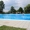 Neue Ideen für das Waldshuter Freibad bringen zwei Unternehmer ins Spiel. Sie würden auf einem Teil der Liegewiese gerne eine Almhütte ...