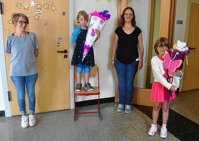 Die Mädchen der Klasse 1 der Heinrich-Feurstein-Schule mit Klassenlehrerin Stefanie Klett und Teamlehrerin Christina Mattes.
