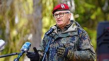 Der Bundeswehr-Generalinspekteur Eberhard Zorn besichtigt das Gelände, auf dem für das Jägerbataillon 292 ein Standortübungsplatz ...