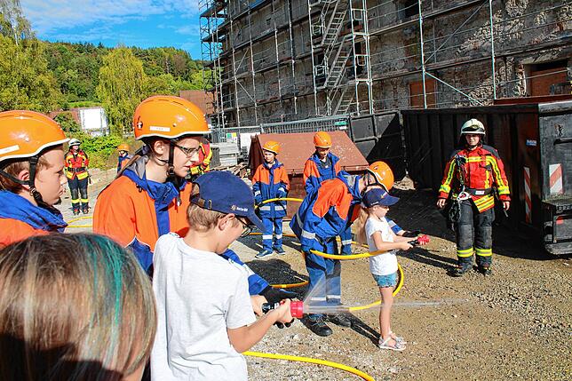 Auch die Kinder durften ran: Die Jugendfeuerwehr und einige Zuschauer-Kinder zielten auf eine Übungs-Hausfassade. Außerdem zeigte der ...