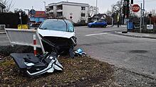 Eines der sechs beteiligten Fahrzeuge steht am Montagnachmittag schwer beschädigt an der Meersburger Straße.