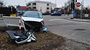 Eines der sechs beteiligten Fahrzeuge steht am Montagnachmittag schwer beschädigt an der Meersburger Straße.