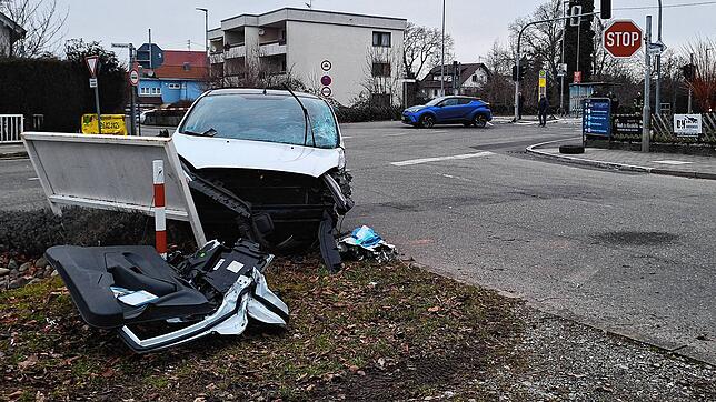 Eines der sechs beteiligten Fahrzeuge steht am Montagnachmittag schwer beschädigt an der Meersburger Straße.