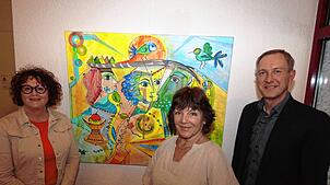 Nach der Eröffnung stellt sich die Künstlerin Christina Bauermeister (Mitte) den Fotografen. Annette Hengstler hält die Laudatio. ...