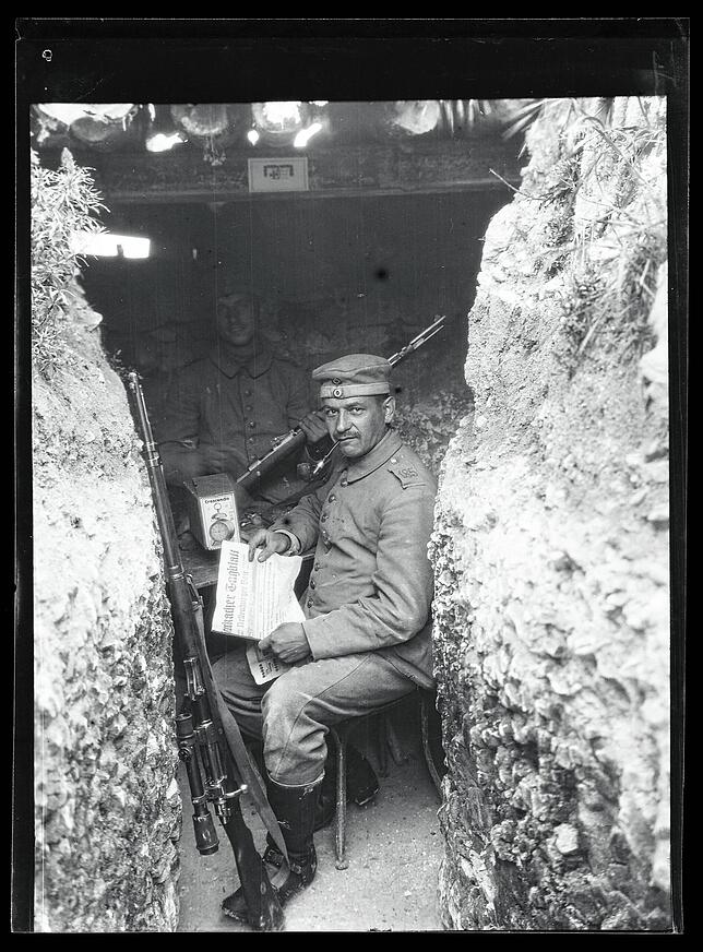 In seiner Uniform sitzt Gustav II. Hotz in einem Schützengraben. Dabei liest er eine Ausgabe des Stockacher Tagblatts, wie dieses Foto ...