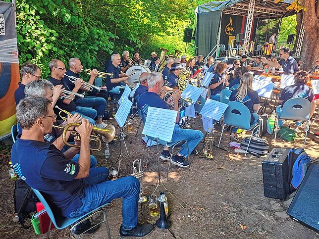 Bild 1: Tolle Stimmung und buntes Programm: Kreisfeuerwehrtag in Gottmadingen bietet Können und Spektakel