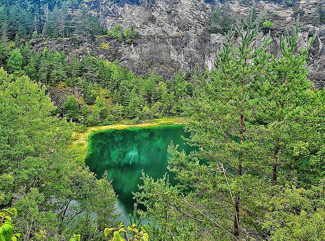 Der Rundwanderweg führt am Kratersee des Höweneggs vorbei.