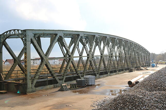 Die alte Eisenbahnbrücke steht nach wie vor auf einem Gelände an der Argen.