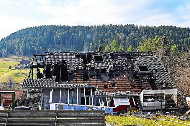 Der Morgen nach dem Brand: Der Dachstuhl des Wohnhauses in Tennenbronn ist völlig ausgebrannt.