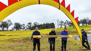 Eine der Attraktionen der Narrentage in Mühlingen: Der von Klaus Reichle, Bastian Brandt, Zunftmeister Reinhard Traber und Lars Renner ...