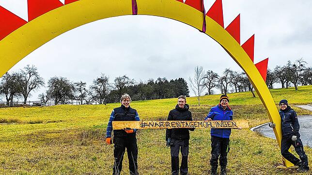 Eine der Attraktionen der Narrentage in Mühlingen: Der von Klaus Reichle, Bastian Brandt, Zunftmeister Reinhard Traber und Lars Renner ...