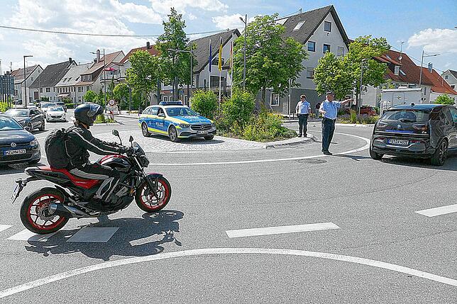 Die Polizei regelt den Verkehr im Kreisel in der Ortsmitte von Neuhausen ob Eck. | Bild: Heinrich Sturm