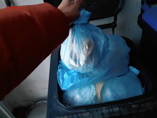 Der Müll sollte in dicken Müllsäcken verpackt werden.