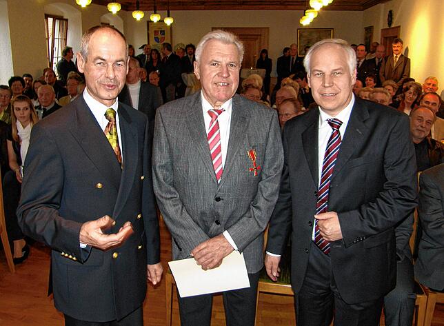 Die höchste Ehrung in einem Leben voller Engagement: Engelbert Wekenmann (Mitte) erhält 2008 das Bundesverdienstkreuz von Staatssekretär ...
