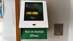 Automatisierte Externe Defibrillatoren, wie hier am Rathaus in Aach, soll es künftig an strategisch wichtigen Stellen in Engen und den ...