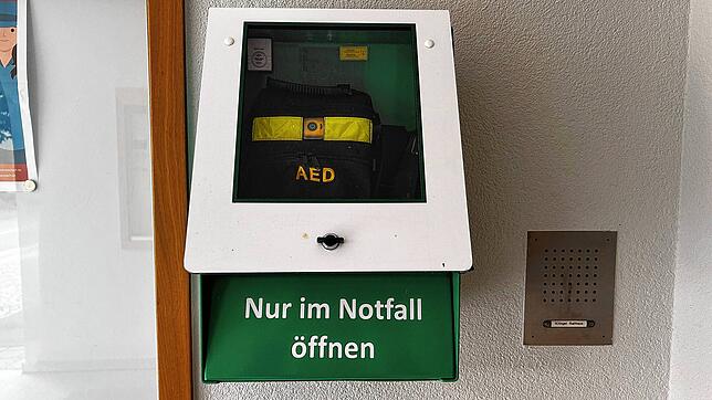 Automatisierte Externe Defibrillatoren, wie hier am Rathaus in Aach, soll es künftig an strategisch wichtigen Stellen in Engen und den ...