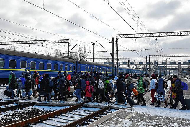 In der Stadt Kramatorsk im Osten der Ukraine steigen Anfang März auf dem Bahnhof Menschen in den Evakuierungszug ein.