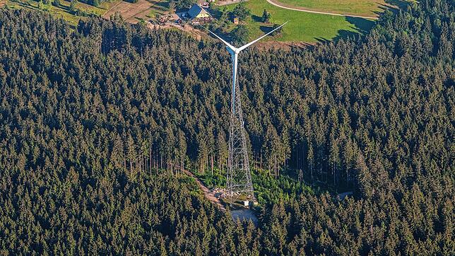 Ein Windrad in der Nähe von Schonach. Der Ausbau der Windenergie treibt den Ortschaftsrat Pfaffenweiler um.
