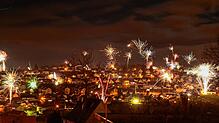 Mit einem bunten Feuerwerk wurde das neue Jahr in St. Georgen begrüßt. Unser Bild zeigt den Blick auf den Bereich Weidenbächle und Bühl. ...