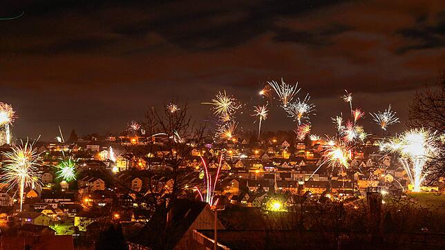 Mit einem bunten Feuerwerk wurde das neue Jahr in St. Georgen begrüßt. Unser Bild zeigt den Blick auf den Bereich Weidenbächle und Bühl. ...