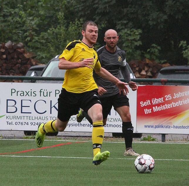 Hattrick nach der Pause: Adrian Malzacher (vorn, auf dem Archivbild) steuerte drei Treffer zum 5:0-Erfolg des SV Todtmoos beim FC ...