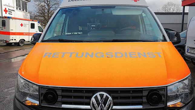 Ein Fahrzeug des DRK (Symbolbild). Bei einem Unfall auf der B500 zwischen Höchenschwand und Häusern ist eine 55-jährige Motorradfahrerin ...