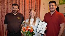 Narrenpräsident Holger Mülherr übergibt Bienenkönigin Anna-Lena I. (Anna-Lena Zenger) die Ernennungsurkunde. Anton Boos (rechts) wurde ...